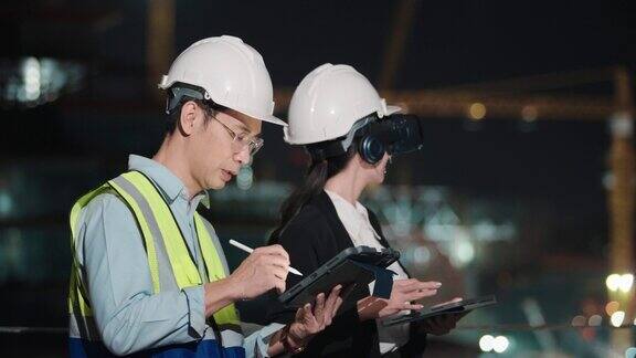 两名工程师正在检查工地并使用平板电脑工作