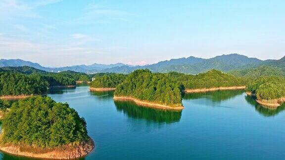 美丽的千岛湖自然景观位于中国浙江省杭州淳安