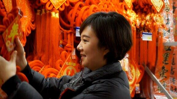 女性选择中国结庆祝中国的春节