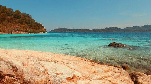 热带岛屿的海滩与蓝色的绿松石海