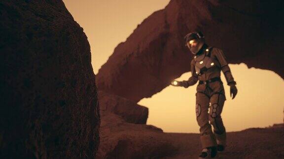 探索火星表面的女宇航员生锈的岩石
