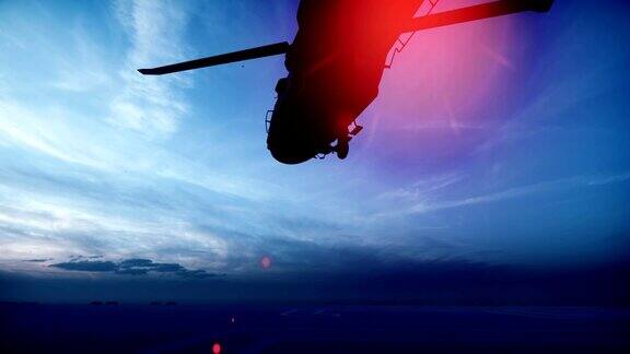 清晨一架军用直升机“黑鹰”从一艘航空母舰上起飞这是无边无际的蓝色海洋