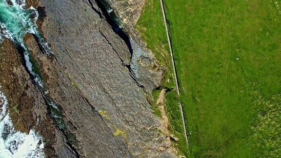 鸟瞰爱尔兰悬崖上的海浪