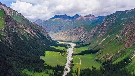 空中拍摄的新疆山区和草地景观