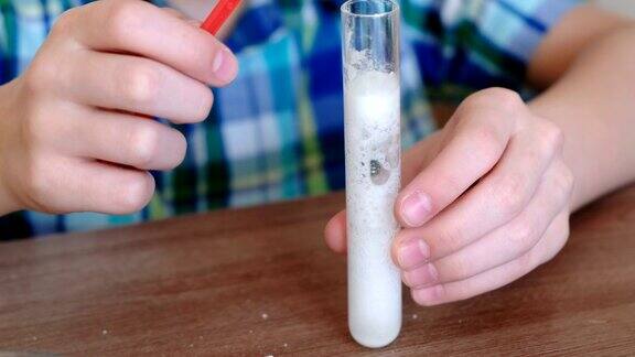 在家做化学实验试管试剂和化学反应在孩子的手中