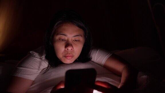 亚洲女性躺在床上看手机失眠的问题