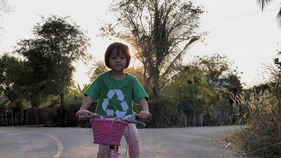 小女孩在乡村的路上骑自行车