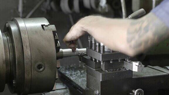 工人手用游标卡尺在工业工厂的车床上测量工件的细节尺寸慢动作