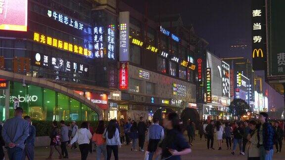 夜间时间照明长沙市中心著名的步行商业街慢动作全景4k中国