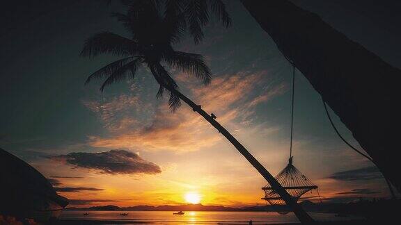 海滩上日落时的吊床