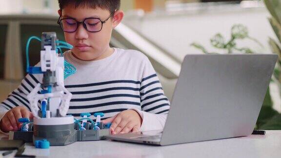 亚洲男孩学习机器人家庭教育