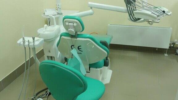 垂直全景牙医办公室内部配备椅座等牙科设备、工具4k视频