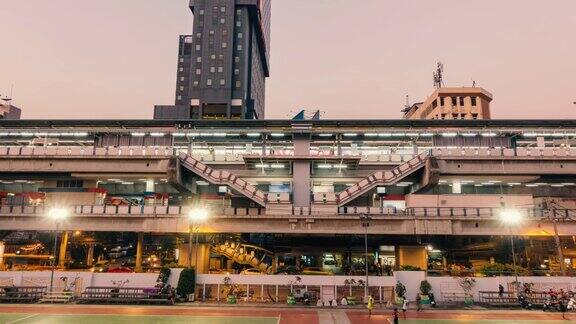 从白天到夜晚的延时:行人人群现代城市生活背景