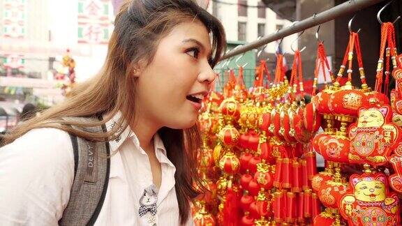 年轻的亚洲游客在泰国唐人街旅游