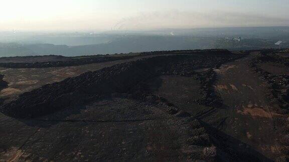巨大的铁矿采石场铁矿开采航拍无人机俯视图飞行