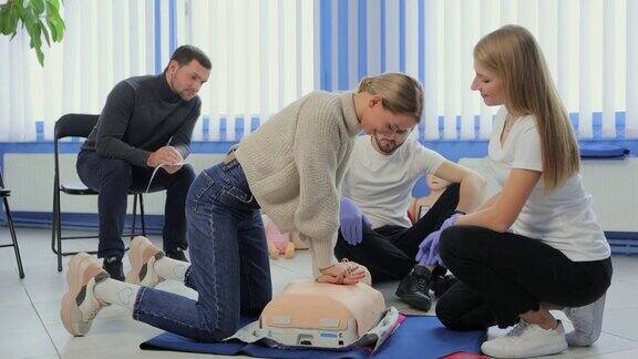 一名女子在急救课上用人体模型演示心肺复苏