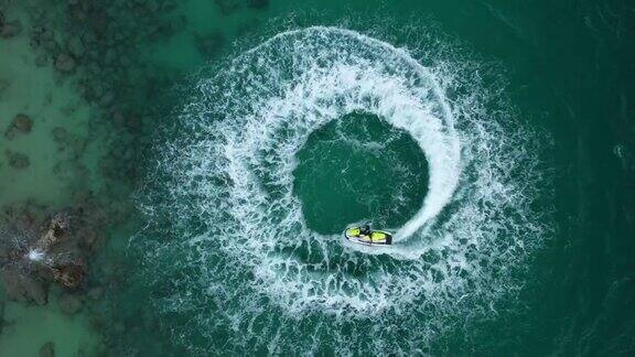 人们在海里玩水上摩托车鸟瞰图前视图神奇的自然背景水的颜色又美又亮新鲜的自由冒险的一天热带海滩清澈的绿松石