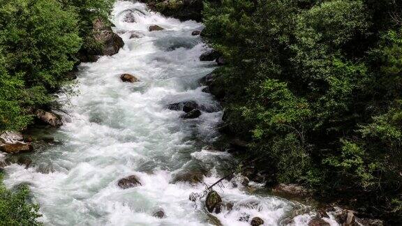 一股激流穿过群山