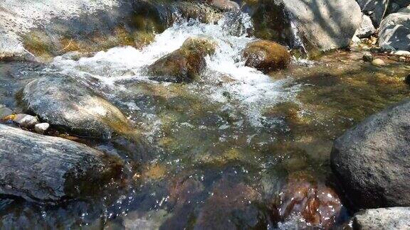 Puntang山上的春天水是清澈的
