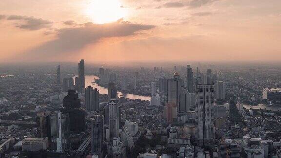 夕阳在曼谷大都市湄南河上缓缓落下