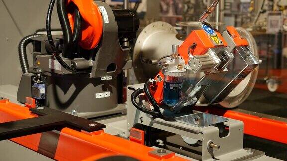 工业橙色机器人手臂焊接演示4K