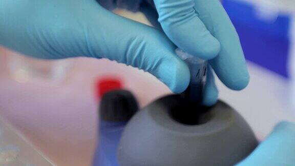 女性研究人员使用实验室摇床摇DNA样本