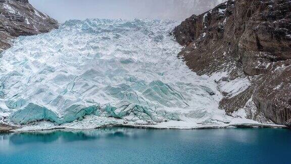 蓝色的湖面上有一个巨大的绿色冰川
