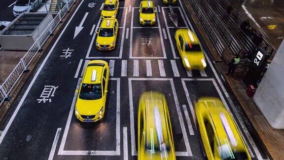 机场出口黄色出租车在夜间排队