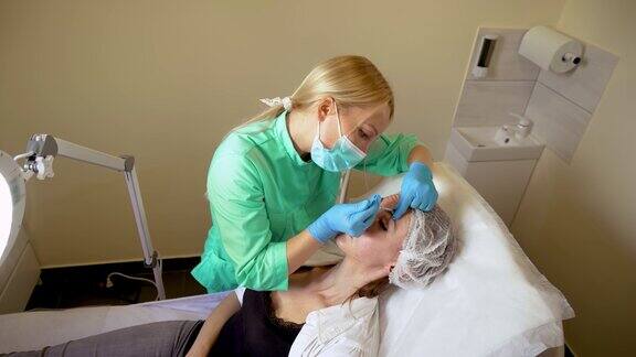 女人在美容诊所美学病人美容程序应用神经毒素抗皱抗衰老