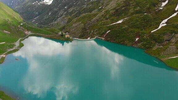 航拍:飞越意大利碧绿的高山湖泊