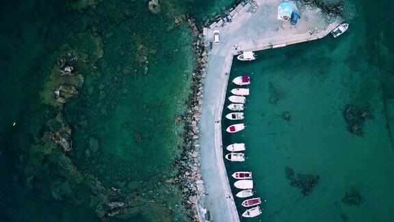 码头与摩托艇的鸟瞰图(无人机拍摄)