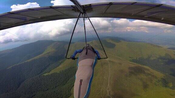 悬挂式滑翔机飞行员比赛在高山上