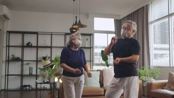 退休的老夫妇在家里退休的老夫妇在家里一起跳舞笑笑喜气洋洋的居家隔离呆在家里