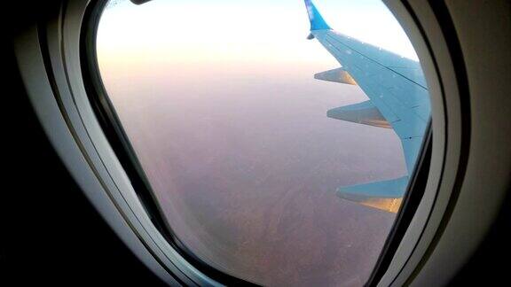 夕阳西下时从客机的窗口看到的风景和地平线