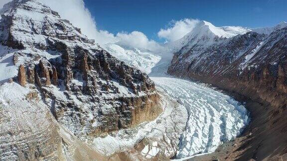 雪山和冰川的壮观景色