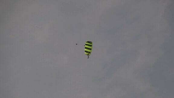 跳伞运动员带着降落伞高空飞行跳伞运动员极限运动