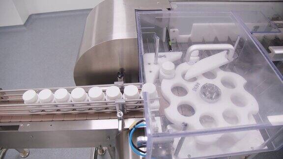塑料药瓶在流水线上通过分选滚筒药厂用传送带输送药品的包装容器生产线