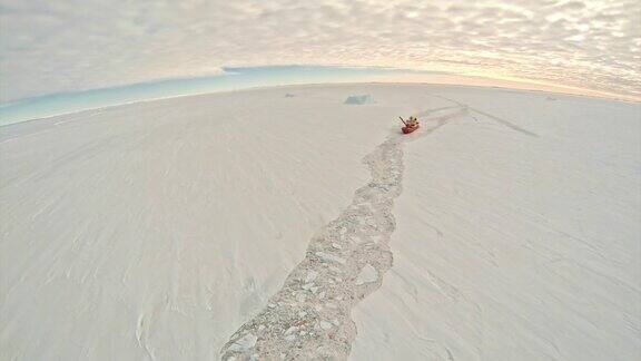 破冰船在冰面上移动