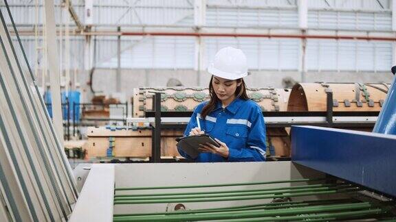 年轻的成年亚洲女性技术工程师检查制造机器在工厂工作技术维修工程物流行业业务工业岗位或人在工作
