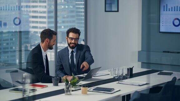 现代办公室中的商人:两个商人谈话的商务会议数字电子商务软件投资首席执行官和执行战略集思广益英俊的快乐的专业人士