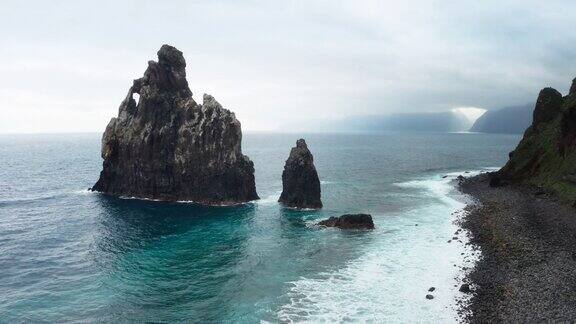 RibeiradaJanela著名的火山悬崖在大西洋飞行无人机视图与海湾在二月底马德拉岛葡萄牙4K空中美景在自然概念视频