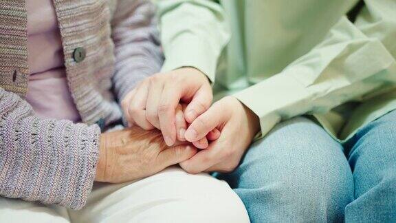 孙女牵着祖母的手
