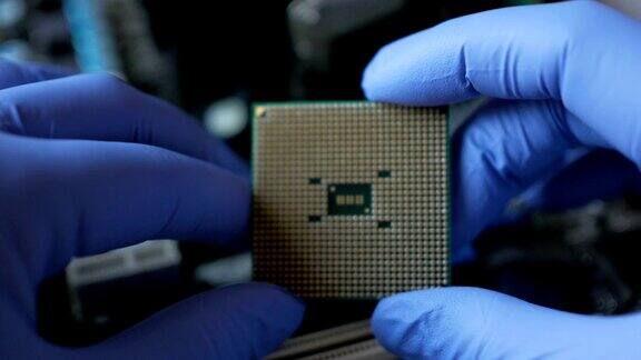 CPU在技术人员手中正在检查处理器是否有明显的缺陷在现代电子制造工厂设计工程师持有微芯片特写新一代微芯片