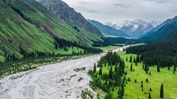 空中拍摄的新疆山脉和河流景观