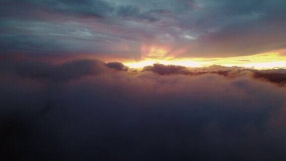 明亮的日落天空在黑暗多云的地平线上4K无人机哥斯达黎加