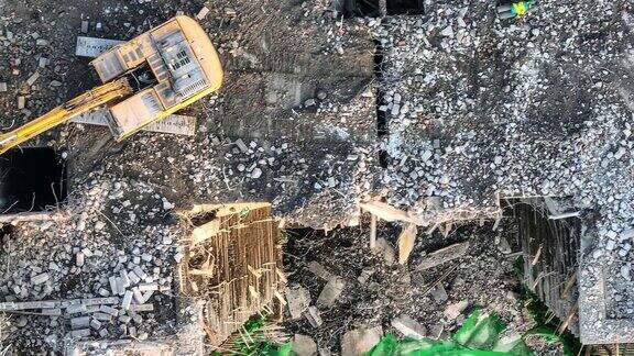 挖掘机正在从上到下拆除尾屋