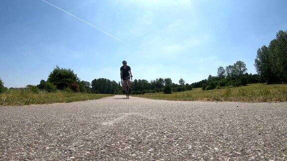 近距离的快速自行车在一个小道路在农村景观