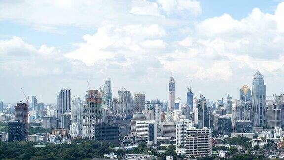 4k时间推移:曼谷市中心现代城市摩天大楼全景相机