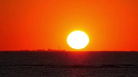 海上日落的风景两艘船比赛穿过海湾高对比度拍摄