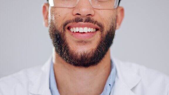 快乐自信和微笑的人的科学家和他的牙齿特写一个留着胡子的年轻男医生的嘴脸上带着大大的微笑对在医疗和牙科领域工作感到很高兴